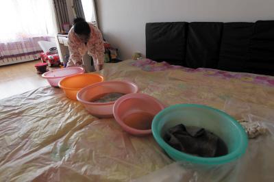 莒县楼上漏水，住户失联，小区没物管，业主维权难！律师来支招……